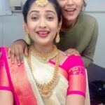 Sonal Monteiro Instagram - One with my Hairstylist on the set of Talvarpete !!! ❤️❤️ #kannadareels #sonalmonteiro #bangalore #shimoga #nagavanda #kannadathi #bridallook #indianbride #instagood #karnataka #tanuprasad #happiness #loadsoflove #trendingreels Shimoga, Karnataka