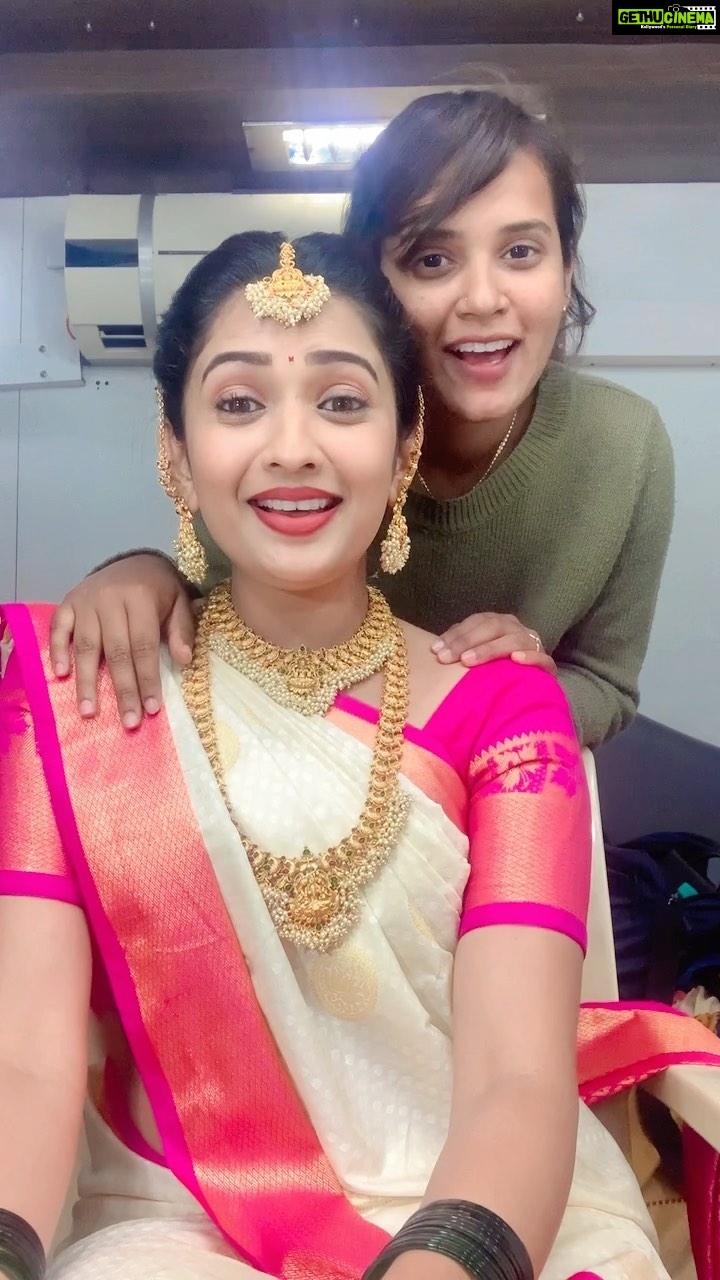 Sonal Monteiro Instagram - One with my Hairstylist on the set of Talvarpete !!! ❤️❤️ #kannadareels #sonalmonteiro #bangalore #shimoga #nagavanda #kannadathi #bridallook #indianbride #instagood #karnataka #tanuprasad #happiness #loadsoflove #trendingreels Shimoga, Karnataka