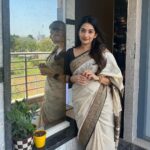 Sonal Monteiro Instagram - 🖤 Styling @arulaa_by_rashmianooprao ❤️❤️ Hairstylist- @makeover_by_praveen 💕 . #sonalmonteiro #saree #traditional #templevisit Bangalore, India