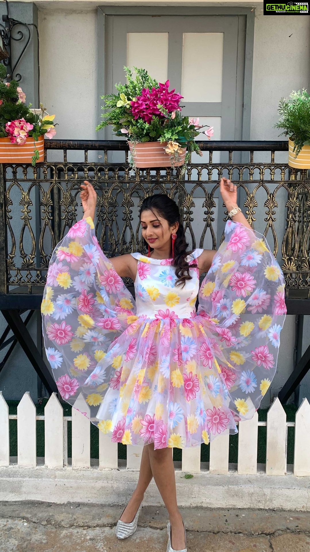 Sonal Monteiro Instagram - From the sets of Mr.Natwarlal !!! 💛🧡 #songshoot #kannadafilms #exclusivevideo #sonalmonteiro #bangalore #natwarlal #movies #kannadathi #roberrt #bajrangi2 #shivarajkumar #lastreeloftheyear♥️ #welcome2022 Namma Bengaluru- ನಮ್ಮ ಬೆಂಗಳೂರು