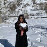 Sonal Monteiro Instagram - Ede Swarga ♥️♥️♥️ #sonalmonteiro #shamboshivashankarakannadamovie #edeswarga #darlingkrishna #milana #himalayas #snowfall #happiness #pahadi #himachal #christmasvibes #travel #travelvlog #christmasiscoming @darling_krishnaa @milananagaraj @abhi_lash_abii