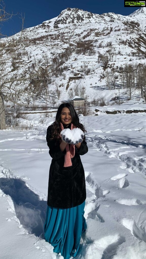 Sonal Monteiro Instagram - Ede Swarga ♥️♥️♥️ #sonalmonteiro #shamboshivashankarakannadamovie #edeswarga #darlingkrishna #milana #himalayas #snowfall #happiness #pahadi #himachal #christmasvibes #travel #travelvlog #christmasiscoming @darling_krishnaa @milananagaraj @abhi_lash_abii