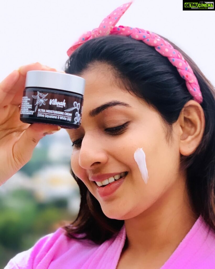 Sonal Monteiro Instagram - Winter is here, never forget to moisturize. Recently found @vilvah_ newly launched moisturizer is so much moisturizing yet hydrating on the skin. Happy pampering ✨ #sonalmonteiro #vilvah #skincare #moisturizer #winterskincare #skincare #skincareroutine #organic #organicskincare #skincaretips