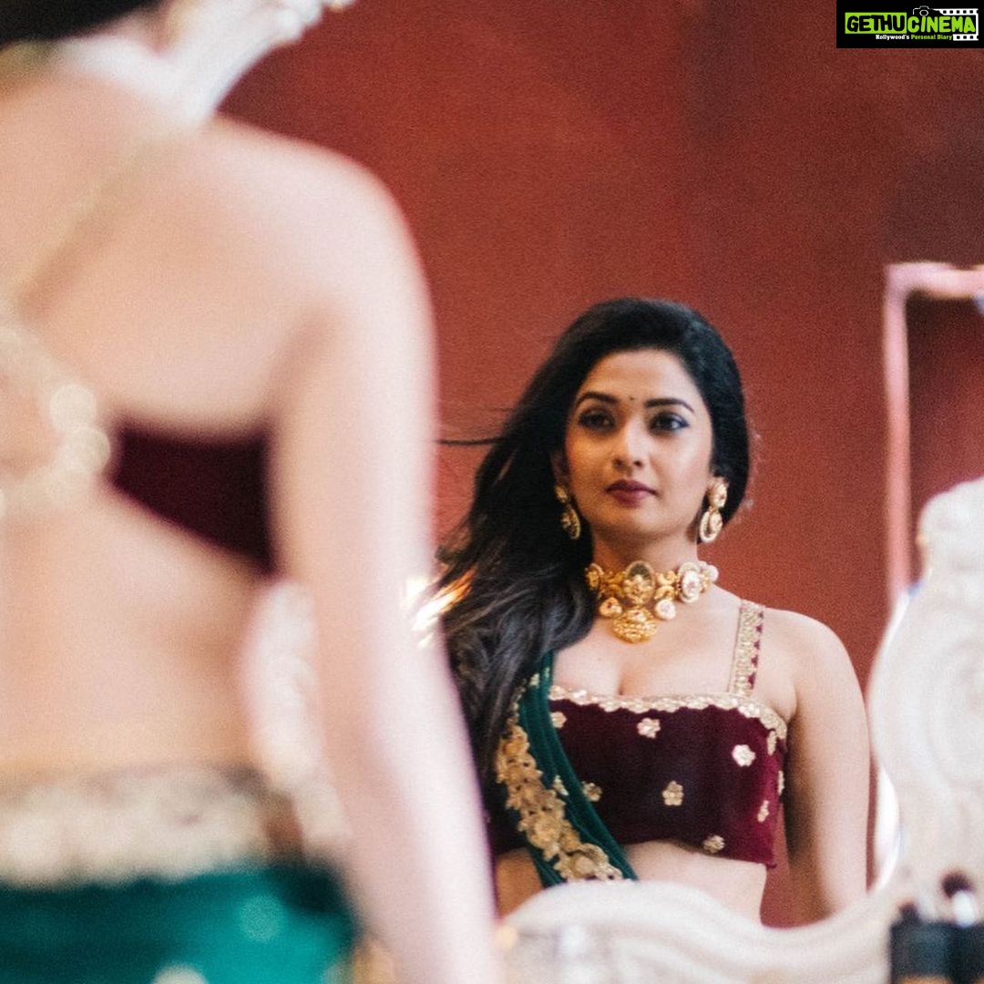 Sonal Monteiro Instagram - More from the set of belakina Kavithe .. ♥️ Wearing @arulaa_by_rashmianooprao Hair - @makeover_by_raghu_nagaraj_n . #sonalmonteiro #banaras #belakinakavithe #kannada #sandalwoodactress #kannadathi