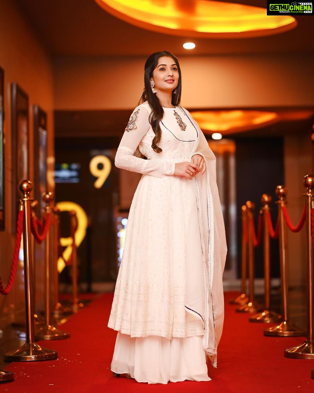 Sonal Monteiro Instagram - Endless love pouring on us from all of you !!! If you still haven’t watched the film please watch the film in your nearest theatres!! Thank you @vikasphotofactory for clicking amazing pictures !!! Wearing @arulaa_by_rashmianooprao Hairstylist - @makeover_by_praveen . #sonalmonteiro #banarasthefilm #runningsuccessfully #white #whiteattire #loveyourself #blessings #banarasi #premiere #exclusiveshow Orion Mall