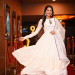Sonal Monteiro Instagram - BANARAS premiere show ♥️ Thank you for showering so much love on us ..🥹 Forever grateful. Wearing @arulaa_by_rashmianooprao Hair - @makeover_by_praveen Clicked by @vikasphotofactory 🎥 . #sonalmonteiro #banarasthefilm #orionmall #panindian #panindiafilm #zaidkhan #white #whiteattire Orion Mall