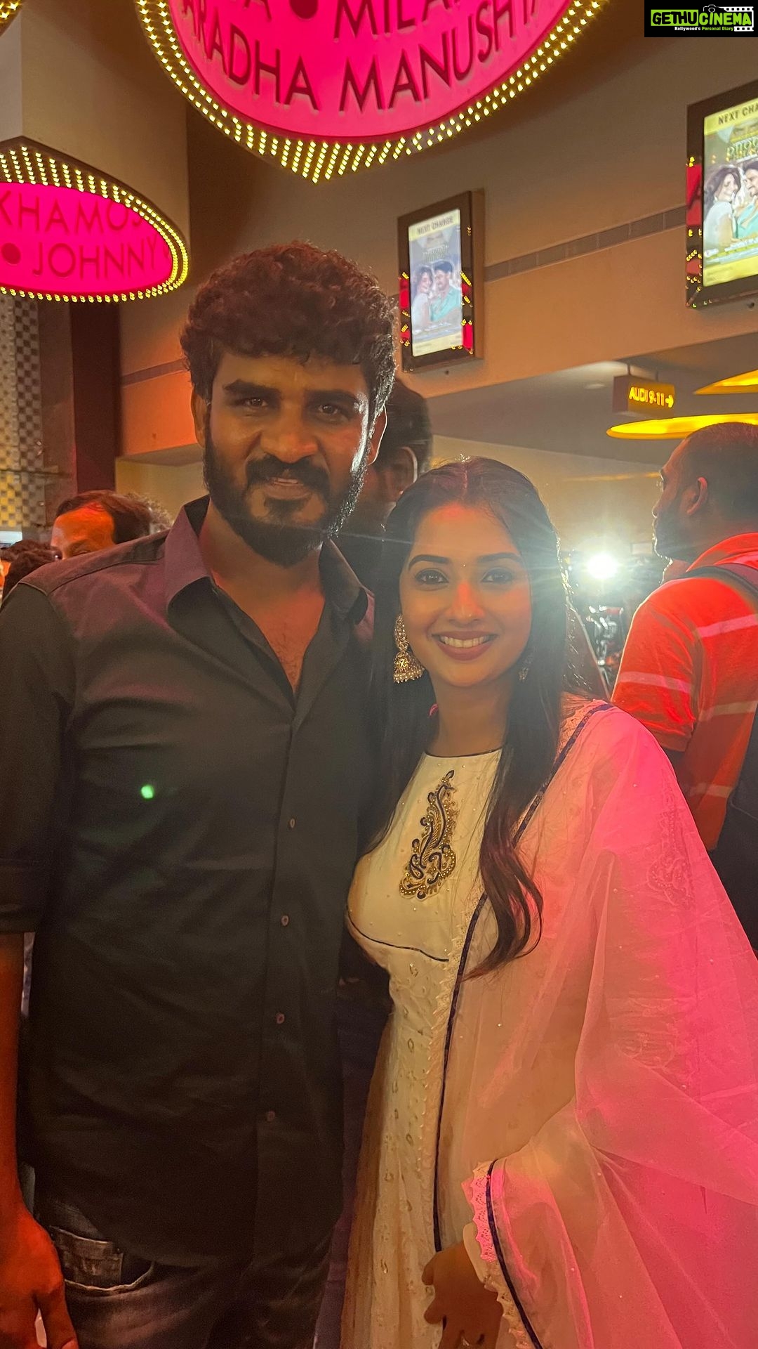 Sonal Monteiro Instagram - BANARAS premier ♥️♥️ Thank you so much @realsharaan sir , @mano_ravichandran @vikramravichandranofficial @chikkanna_official @yashassurya @srinagarkittyofficial @premnenapirali for being there … Means a lot ♥️♥️🙏🏻 . . #banarasonnov4th #banarasthefilm #sonalmonteiro #premiere #firstshowreview #srinagarkitty #manoranjanravichandran #sharan #chikkana #dboss Orion Mall