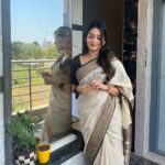 Sonal Monteiro Instagram - 🖤 Styling @arulaa_by_rashmianooprao ❤️❤️ Hairstylist- @makeover_by_praveen 💕 . #sonalmonteiro #saree #traditional #templevisit Bangalore, India