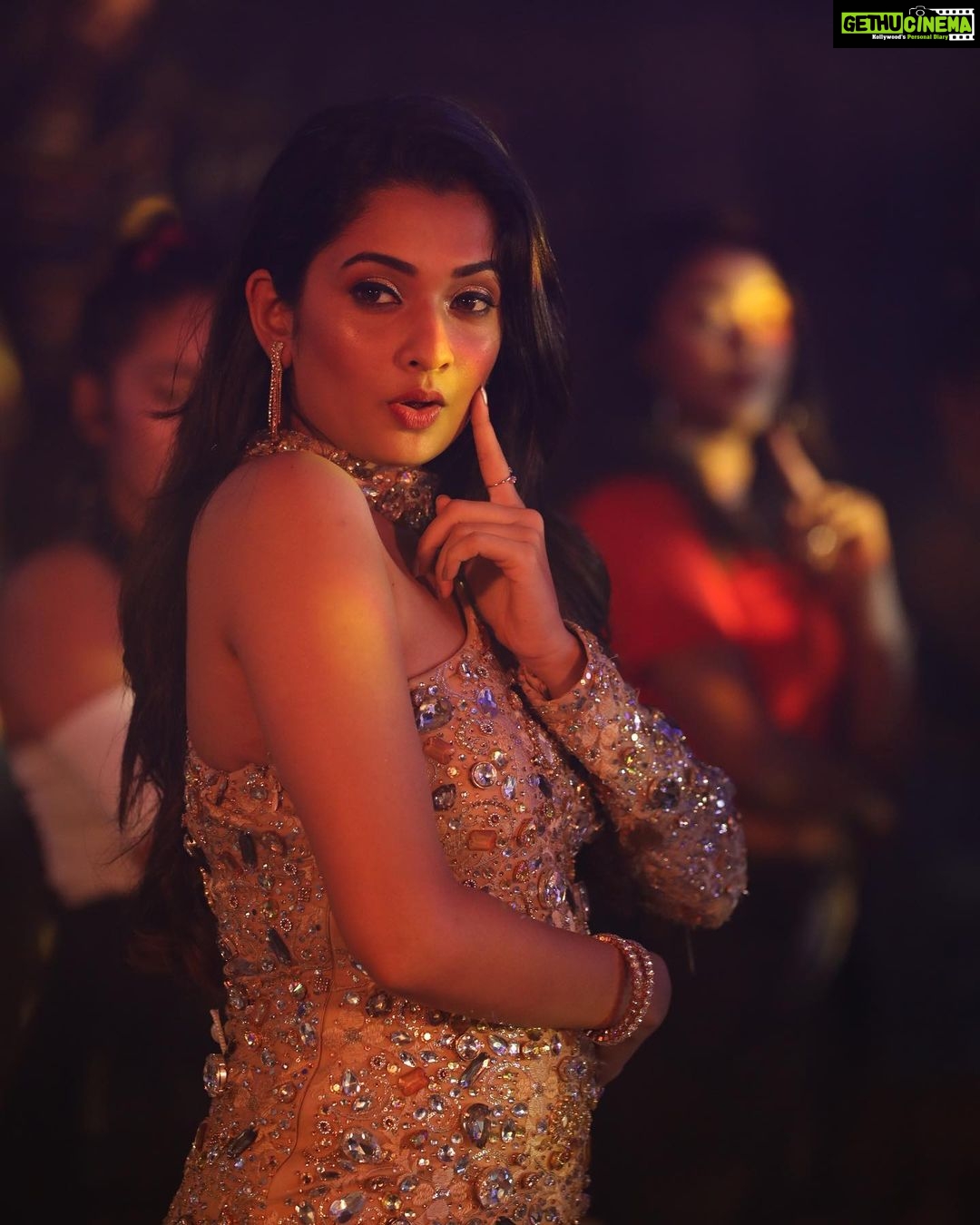 Sonal Monteiro Instagram - Sugar factory ♥️!! If you guys haven’t watched the party anthem yet . Clink on the link in my bio … I am sure u will love it !!! @deepakaras.filmdirector Costumes - @memsahib_byshachinaheggar Makeup - @jaya.makeup_artist @sugarfactory_movie #sugarfactory #kannadapartyanthem #exclusivepictures #sonalmonteiro #newyearbegins Bangalore, India
