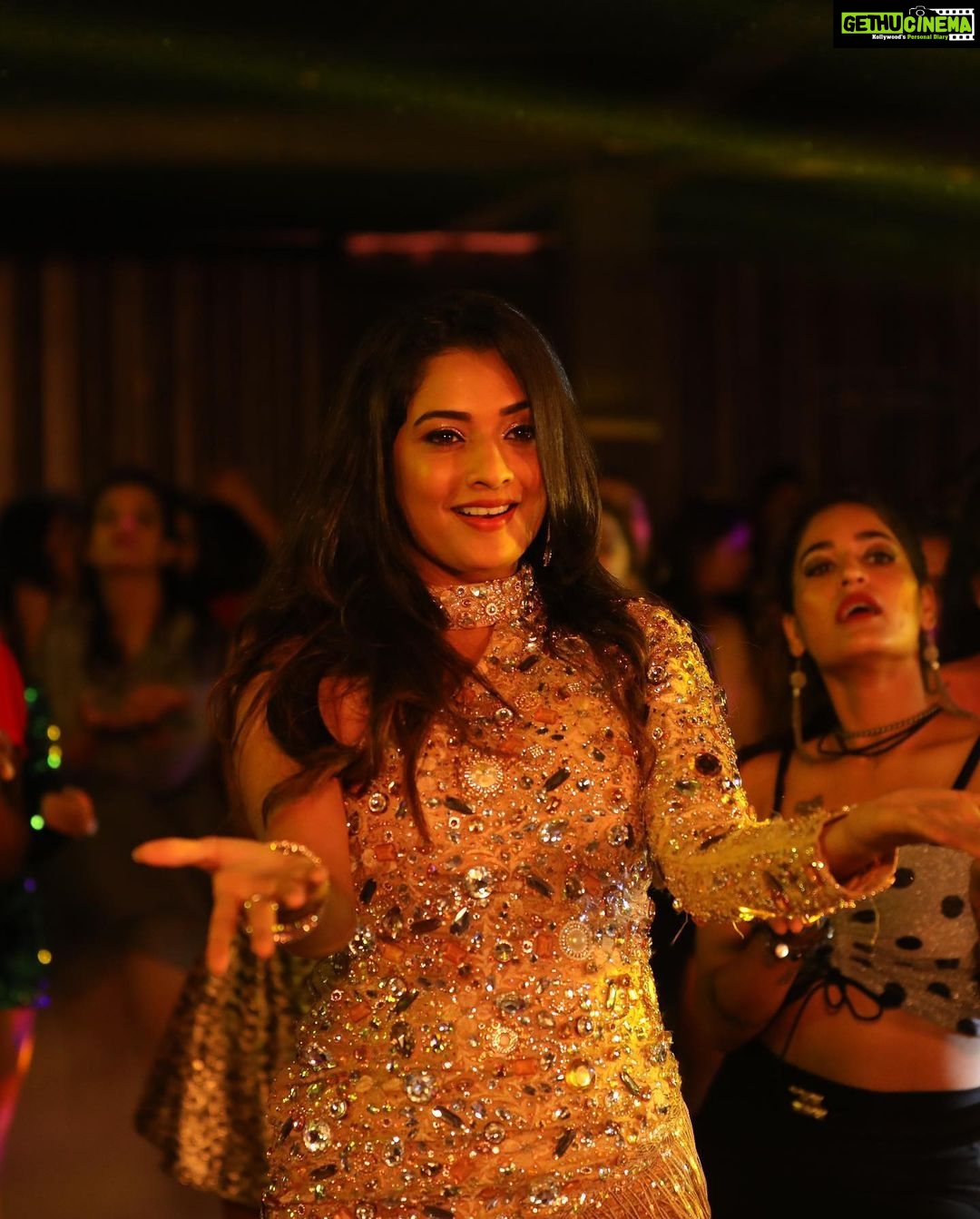 Sonal Monteiro Instagram - Sugar factory ♥️!! If you guys haven’t watched the party anthem yet . Clink on the link in my bio … I am sure u will love it !!! @deepakaras.filmdirector Costumes - @memsahib_byshachinaheggar Makeup - @jaya.makeup_artist @sugarfactory_movie #sugarfactory #kannadapartyanthem #exclusivepictures #sonalmonteiro #newyearbegins Bangalore, India