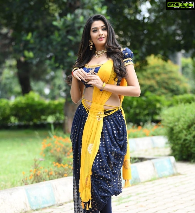 Sonal Monteiro Instagram - Thank you people for showing so much love for BELAKINA KAVITHE .. ♥️♥️ loads of love to you all .. Wearing @arulaa_by_rashmianooprao Hair - @makeover_by_raghu_nagaraj_n Makeup - Vishwa . . #sonalmonteiro #belakinakavithe #banarasthefilm #ethniclook #indianattire #panindian #exclusivepictures Bangalore, India