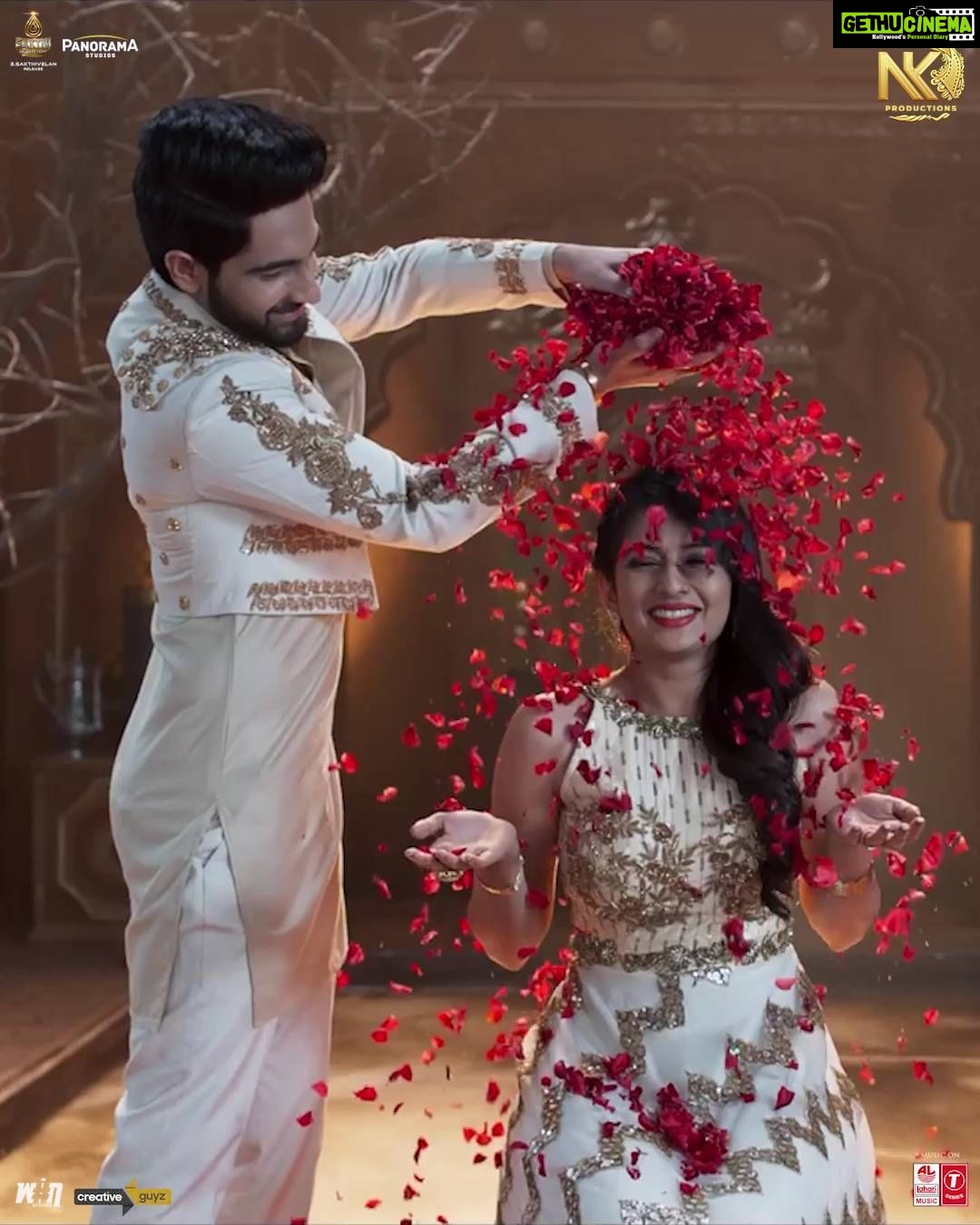 Sonal Monteiro Instagram - Yellarigu Deepavali habbada shubhashayagalu! And here’s a song to add more sparkle to your festivities. Belakina Kavithe, the next song from my film Banaras is out now. Pls show your support as always. The Banaras fever has begun. Let’s have a blast! @nationalkhans @dasadarshan @banarasthefilm @tilakrajballal @jayathirthajayanna @sonal_monteiro_official @b_ajaneesh @tseries.official @laharimusic @nimmaaharsha @sanjithhegde @sakthifilmfactory @panorama_studios #BanarasTheFilm #Belakinakavithe #ReleasingOnNov04th #Zaidkhan #NKProductions #Tilakraj Ballal #SonalMonteiro #Jayathirtha #Ajaneeshloknath #harshamaster #arunsagar #sanjithhegde #DBossAtBanarasEvent #Hubballi #Banaras