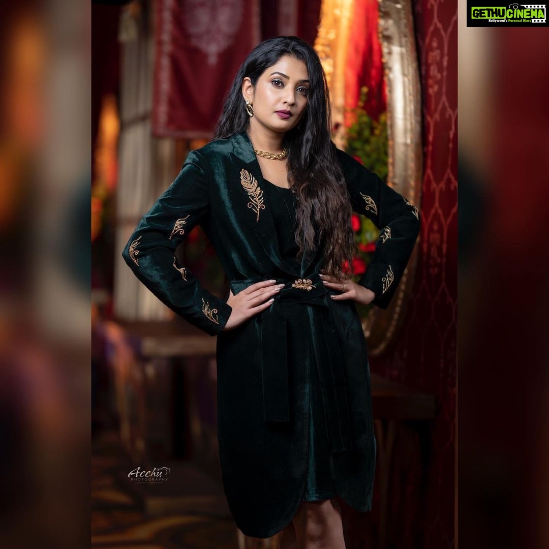 Sonal Monteiro Instagram - Zee kutumba Awards ♥️. Wearing this outfit from the house of @mantra.ixe 🌸 perfectionist’s ♥️ Styled by @arulaa_by_rashmianooprao 😘 Hair - @makeover_by_raghu_nagaraj_n Mua - @jaya.makeup_artist .. Clicked by @acchu_photography_official @zeekannada @zee_kutumbaawards_2022 @urszaidkhan #sonalmonteiro #zaidkhan #banarsthefilm #panindia #exclusive #royaltheme Bangalore, India