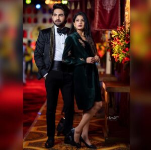 Sonal Monteiro Instagram - Zee kutumba Awards ♥️ with @urszaidkhan . Wearing this outfit from the house of @mantra.ixe 🌸 perfectionist’s ♥️ Styled by @arulaa_by_rashmianooprao 😘 Hair - @makeover_by_raghu_nagaraj_n Mua - @jaya.makeup_artist .. Clicked by @acchu_photography_official @zeekannada @zee_kutumbaawards_2022 @urszaidkhan #sonalmonteiro #zaidkhan #banarsthefilm #panindia #exclusive #royaltheme Bangalore, India