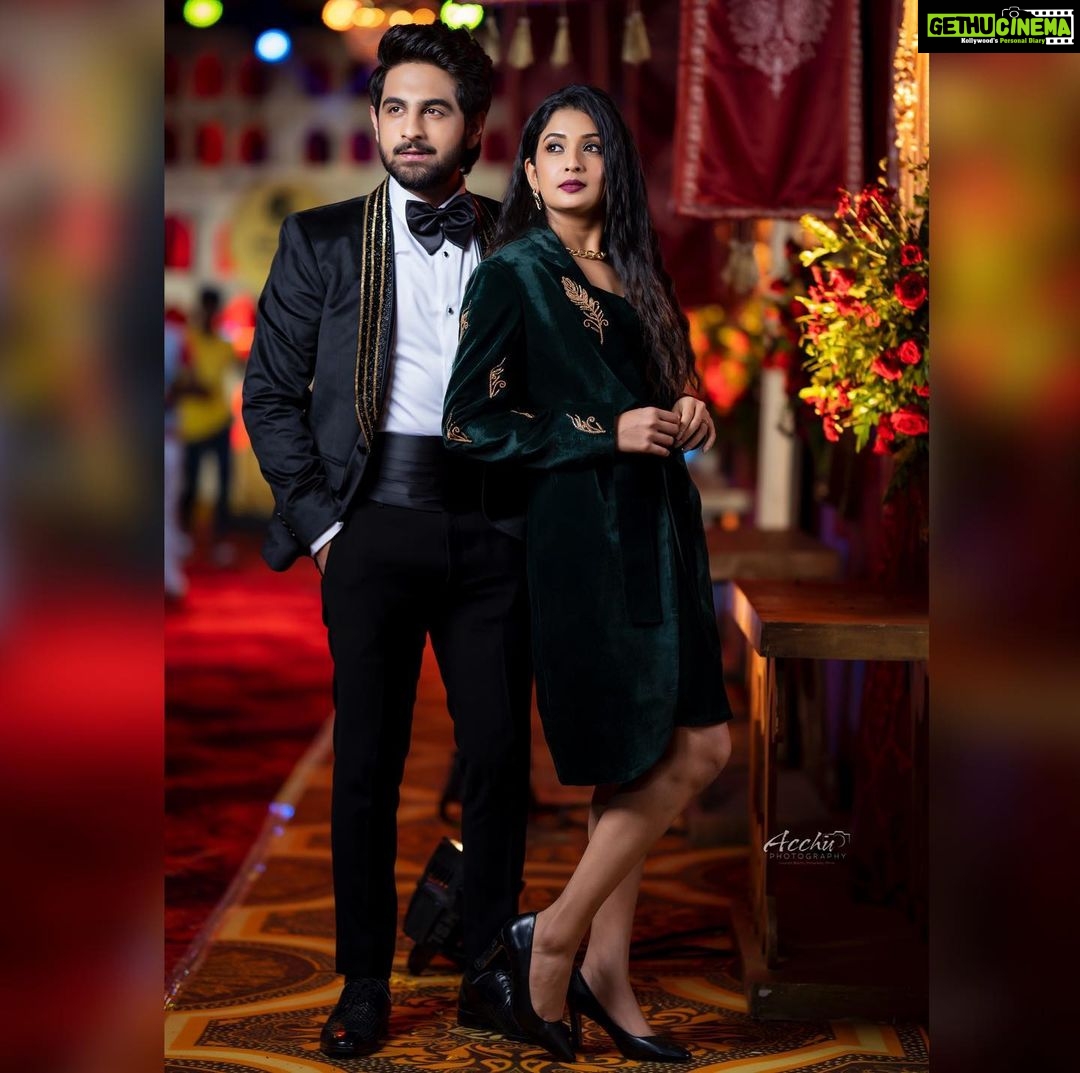 Sonal Monteiro Instagram - Zee kutumba Awards ♥️ with @urszaidkhan . Wearing this outfit from the house of @mantra.ixe 🌸 perfectionist’s ♥️ Styled by @arulaa_by_rashmianooprao 😘 Hair - @makeover_by_raghu_nagaraj_n Mua - @jaya.makeup_artist .. Clicked by @acchu_photography_official @zeekannada @zee_kutumbaawards_2022 @urszaidkhan #sonalmonteiro #zaidkhan #banarsthefilm #panindia #exclusive #royaltheme Bangalore, India