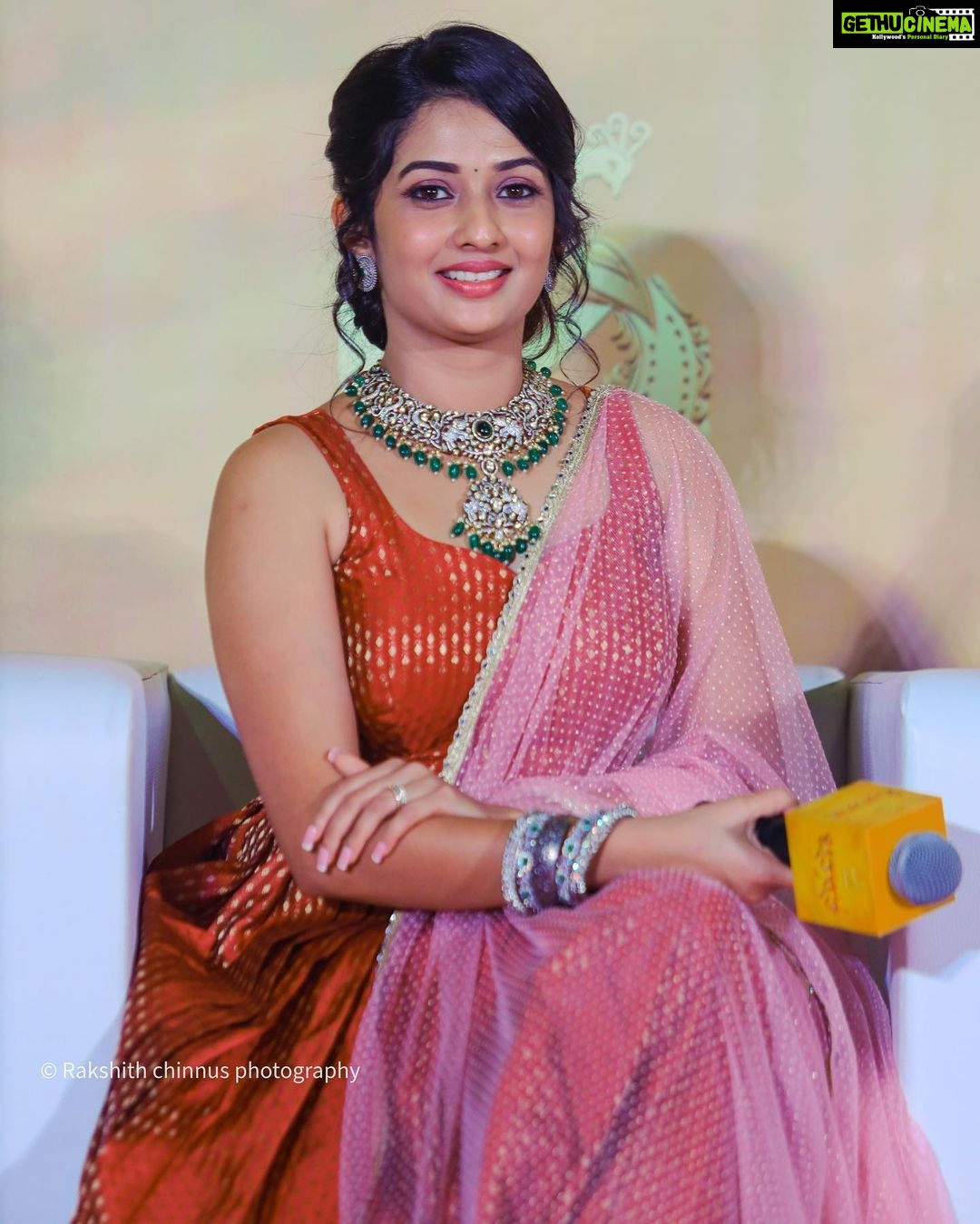 Sonal Monteiro Instagram - Trailer launch #BANARAS🌸 Wearing from the house of @arulaa_by_rashmianooprao 🧚🏻♂️ Jewellery @rentingstoli 🧚🏻♂️ Hair - @makeover_by_praveen Clicked by @rakshith_chinnu28 🎥 Ast by @_karthi_0_7 . . #sonalmonteiro #banaras #banarasonnov4th #banarastraileron26th #varanasi #panindia #panindianmovies #hindifilms #telugucinema #malayalamcinema #kannadacinema #tamilcinema #sandalwood #bollywood #tollywood #kollywood #mollywood #trailerlaunch #exclusive #instagram Namma Bengaluru- ನಮ್ಮ ಬೆಂಗಳೂರು