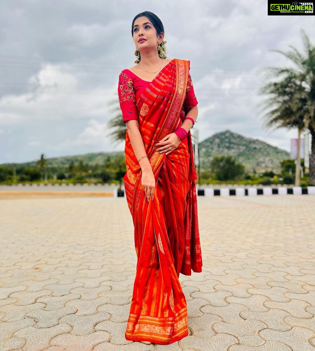Sonal Monteiro Instagram - People will stare,make it worth their while … !! Luv in Mulbagal .. ♥️ Wearing @arulaa_by_rashmianooprao Hairstylist- @makeover_by_praveen 📸 @josita_anola_rodrigues Ast by @_karthi_0_7 Event managed my @bpp8147 . #sonalmonteiro #indianwear #luvmobiles #indianfashion #ethnicwear #gotraditional #instafashion #instalove #loveyourself