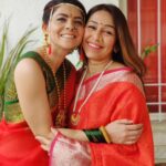 Sonalee Kulkarni Instagram - सोनाली तुला वाढदिवसाच्या खूप खूप खूप शुभेच्छा ! सोनाली आपण २००८ मध्ये जेव्हा भेटलो तेव्हापासून तू आहेस तशीच आहेस! एक माणूस म्हणून या यशाचा,कीर्तीचा कोणताही परिणाम तुझ्यावर झालेला नाही आणि मला ते खूप महत्वाचं वाटतं... मला ' स् सासुचा ' या माझ्या पहिल्या चित्रपटाच्या गाण्याच्या चित्रीकरणा चा पहिला दिवस आठवतो... मी खूप घाबरलेली होते..मला काहीच माहीत नव्हतं, सेट वर काय असतं, कसं असतं वगैरे....कधीच कोणाला असिस्ट नव्हतं न केलं...फक्त घरचा अभ्यास करून गेले होते, कोणी मदतीला सुद्धा नव्हतं! इतक्यात मला फुलवा ताई म्हणून जोरात हाक मारत एक अत्यंत सुंदर, गोड २० वर्षांची मुलगी धावत आली आणि तिने मला गच्च मिठी मारली आणि म्हणाली की ती माझी बुगी वुगी पासून फॅन आहे आणि तिला मला पाहून खूप आनंद झाला आहे... माझ्या बरोबर काम करायला मिळणार म्हणून!!! बास्स त्यावेळी तुझ्या या एका वाक्याने मला खूप आत्मविश्वास मिळाला होता सोनाली !!... पुढे आपल्या दोघींच्या आयुष्यात खूप काही घडलं,कीर्ती, पैसा, प्रेक्षकांचं प्रेम सगळं सगळं आलं , पण आजही आपलं नातं आहे तसंच आहे...तू आहे तशीच आहेस... आणि ते सर्वांना नाही ग जमत....आजही आपल्यात काही बे बनाव झाला आपली मतं नाही जुळली की आपण खूप भांडतो ,खूप काही बोलतो, आपली मतं परखडपणे मांडतो मात्र एकमेकींना धरून राहतो.... हेच आयुष्यात खूप महत्त्वाचं आहे नाही का ग? बाकी सगळं येत जात असतं नाही का?? सोनाली अशीच रहा..खूप आनंदी रहा...खूप छान काम कर...तुला माझे खूप खूप आशीर्वाद आणि खूप खूप खूप प्रेम!!!
