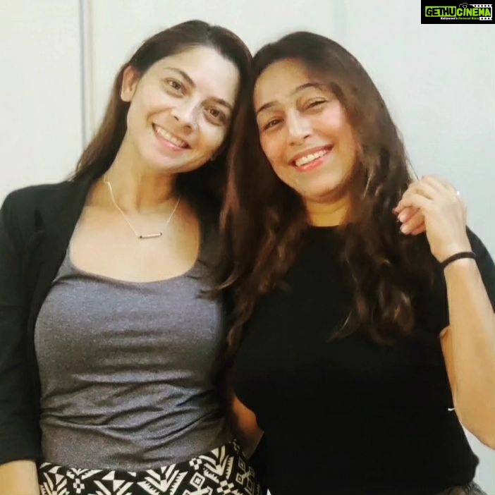Sonalee Kulkarni Instagram - सोनाली तुला वाढदिवसाच्या खूप खूप खूप शुभेच्छा ! सोनाली आपण २००८ मध्ये जेव्हा भेटलो तेव्हापासून तू आहेस तशीच आहेस! एक माणूस म्हणून या यशाचा,कीर्तीचा कोणताही परिणाम तुझ्यावर झालेला नाही आणि मला ते खूप महत्वाचं वाटतं... मला ' स् सासुचा ' या माझ्या पहिल्या चित्रपटाच्या गाण्याच्या चित्रीकरणा चा पहिला दिवस आठवतो... मी खूप घाबरलेली होते..मला काहीच माहीत नव्हतं, सेट वर काय असतं, कसं असतं वगैरे....कधीच कोणाला असिस्ट नव्हतं न केलं...फक्त घरचा अभ्यास करून गेले होते, कोणी मदतीला सुद्धा नव्हतं! इतक्यात मला फुलवा ताई म्हणून जोरात हाक मारत एक अत्यंत सुंदर, गोड २० वर्षांची मुलगी धावत आली आणि तिने मला गच्च मिठी मारली आणि म्हणाली की ती माझी बुगी वुगी पासून फॅन आहे आणि तिला मला पाहून खूप आनंद झाला आहे... माझ्या बरोबर काम करायला मिळणार म्हणून!!! बास्स त्यावेळी तुझ्या या एका वाक्याने मला खूप आत्मविश्वास मिळाला होता सोनाली !!... पुढे आपल्या दोघींच्या आयुष्यात खूप काही घडलं,कीर्ती, पैसा, प्रेक्षकांचं प्रेम सगळं सगळं आलं , पण आजही आपलं नातं आहे तसंच आहे...तू आहे तशीच आहेस... आणि ते सर्वांना नाही ग जमत....आजही आपल्यात काही बे बनाव झाला आपली मतं नाही जुळली की आपण खूप भांडतो ,खूप काही बोलतो, आपली मतं परखडपणे मांडतो मात्र एकमेकींना धरून राहतो.... हेच आयुष्यात खूप महत्त्वाचं आहे नाही का ग? बाकी सगळं येत जात असतं नाही का?? सोनाली अशीच रहा..खूप आनंदी रहा...खूप छान काम कर...तुला माझे खूप खूप आशीर्वाद आणि खूप खूप खूप प्रेम!!!