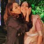 Sonalee Kulkarni Instagram - सोनाली तुला वाढदिवसाच्या खूप खूप खूप शुभेच्छा ! सोनाली आपण २००८ मध्ये जेव्हा भेटलो तेव्हापासून तू आहेस तशीच आहेस! एक माणूस म्हणून या यशाचा,कीर्तीचा कोणताही परिणाम तुझ्यावर झालेला नाही आणि मला ते खूप महत्वाचं वाटतं... मला ' स् सासुचा ' या माझ्या पहिल्या चित्रपटाच्या गाण्याच्या चित्रीकरणा चा पहिला दिवस आठवतो... मी खूप घाबरलेली होते..मला काहीच माहीत नव्हतं, सेट वर काय असतं, कसं असतं वगैरे....कधीच कोणाला असिस्ट नव्हतं न केलं...फक्त घरचा अभ्यास करून गेले होते, कोणी मदतीला सुद्धा नव्हतं! इतक्यात मला फुलवा ताई म्हणून जोरात हाक मारत एक अत्यंत सुंदर, गोड २० वर्षांची मुलगी धावत आली आणि तिने मला गच्च मिठी मारली आणि म्हणाली की ती माझी बुगी वुगी पासून फॅन आहे आणि तिला मला पाहून खूप आनंद झाला आहे... माझ्या बरोबर काम करायला मिळणार म्हणून!!! बास्स त्यावेळी तुझ्या या एका वाक्याने मला खूप आत्मविश्वास मिळाला होता सोनाली !!... पुढे आपल्या दोघींच्या आयुष्यात खूप काही घडलं,कीर्ती, पैसा, प्रेक्षकांचं प्रेम सगळं सगळं आलं , पण आजही आपलं नातं आहे तसंच आहे...तू आहे तशीच आहेस... आणि ते सर्वांना नाही ग जमत....आजही आपल्यात काही बे बनाव झाला आपली मतं नाही जुळली की आपण खूप भांडतो ,खूप काही बोलतो, आपली मतं परखडपणे मांडतो मात्र एकमेकींना धरून राहतो.... हेच आयुष्यात खूप महत्त्वाचं आहे नाही का ग? बाकी सगळं येत जात असतं नाही का?? सोनाली अशीच रहा..खूप आनंदी रहा...खूप छान काम कर...तुला माझे खूप खूप आशीर्वाद आणि खूप खूप खूप प्रेम!!!