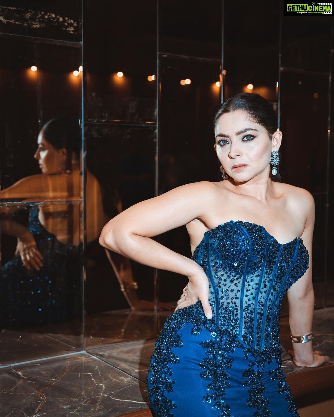 Sonalee Kulkarni Instagram - Objects in the mirror are closer than they appear! Styled by : @estilobykarishma @hemali_suratwala Outfit by : @majesticbyjapnah Jewelleryby : @giva.co and @priyaasijewelry Photography : @omiiee_omkar Curated by : @nikitadsule #sonaleekulkarni #marathimulgi @planet.marathi @navarashtra #ottandfilm #awards #redcarpet Mumbai, Maharashtra