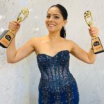 Sonalee Kulkarni Instagram - BEST ACTRESS - TAMASHA LIVE Thank you #navarashtra #planetmarathi Film and Ott awards 2023 for this recognition and appreciation 🙏🏻 #तमाशाLive या एका अत्यंत वेगळ्या, धाडसी प्रयत्नाची दखल घेतल्याबद्दल कृतज्ञ🙏🏻 हा पुरस्कार मी आमच्या संपूर्ण टीम ला समर्पित करते, खास करून @sanjaysjadhav @akshaybardapurkar यांना 🙏🏻 @planet.marathi @navarashtra #sonaleekulkarni #bestactress flexing #biceps #triceps #happiness #best #actor #musical Mumbai, Maharashtra