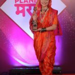 Sonalee Kulkarni Instagram - कायमच आपण करत असलेल्या कामातून “आनंद” शोधत असताना आम्ही सगळेच कलाकार ते आमचं प्रत्येक काम पाहणाऱ्या रसिक प्रेक्षकांनाही “आनंद” देईल अशी प्रामाणिक आशा करत असतो … माझ्या आजवरच्या कामांमधून तुम्ही तो “आनंद” टिपला आणि मला या पुरस्कारासाठी पात्र समजलंत या बद्दल कृतज्ञता व्यक्त करते 🙏🏻 या विशेष पुरस्कारबद्दल धन्यवाद @sunmarathi 🙏🏻 आणि आपण महिलांसाठी सुरू करत असलेल्या “आनंदी” या नव्या व्यासपीठासाठी खूप साऱ्या शुभेच्छा 🙏🏻 बकुळा ते अप्सरा पोश्टर गर्ल ते हिरकणी आणि आता छत्रपती ताराराणी अश्या विविध सशक्त स्त्री व्यक्तिरेखा साकारताना समाजातील अनेक महिलांकडून प्रेरणा मिळाली त्या सगळ्यांना हा पुरस्कार समर्पित करते 🙏🏻 #sonaleekulkarni #anandi #award #sunmarathi #navarashtra #planetmarathi #awards @navarashtra @planet.marathi Mumbai - मुंबई