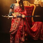 Sonalee Kulkarni Instagram - Extremely Humbled and Honoured to feature on the cover of @filmfare representing royalty inspired from my next #chatrapatitararani 🙏🏻 Thank you team #filmfare @planet.marathi @akshaybardapurkar @jiteshpillaai @mirahul_ Photographer: Sarvesh Kumar (@sarrveshkumar) Makeup Artist: ZK Pro Makeup (@khan.zoya1425) Hairstylist: Trupti S (@truptihairstylist) Stylist: Neha Kamat (@neha148in) Art Director : Sujitha Pai (@sujithapai) Filmfare Editorial: Anuradha Choudhary ( @anewradha) , Ashwini Pote (@ash_pote) , Tanisha Bhattacharya (@tanisha_bhattacharyya), Tanzim Pardiwalla (@pepper_tan), Suman Sharma (@sumisharma31), Nikesh Gopale (@nikeshgoaple) Saree: Royal Tasta (@royaltasta) Nath: @shivshahi796 Curated by @nikitaadsule Man Friday @hussain_7387 #sonaleekulkarni #marathimulgi महाराष्ट्र