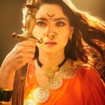 Sonalee Kulkarni Instagram - भाळी सौभाग्याचा केशरी तिलक मिरवावा इथेच घ्यावा जन्म पुन्हा इथे मृत्यू यावा आई तुझ्याच कारणी देह माझा पडावा मराठा तितुका मेळवावा…. महाराष्ट्र धर्म वाढवावा 🚩 Extremely Honoured and humbled to feature on the cover of @filmfare representing royalty inspired from my next #chatrapatitararani 🙏🏻 Thank you team #filmfare @planet.marathi @akshaybardapurkar @jiteshpillaai @mirahul_ Photographer: Sarvesh Kumar (@sarrveshkumar) Makeup Artist: ZK Pro Makeup (@khan.zoya1425) Hairstylist: Trupti S (@truptihairstylist) Stylist: Neha Kamat (@neha148in) Art Director : Sujitha Pai (@sujithapai) Filmfare Editorial: Anuradha Choudhary ( @anewradha) , Ashwini Pote (@ash_pote) , Tanisha Bhattacharya (@tanisha_bhattacharyya), Tanzim Pardiwalla (@pepper_tan), Suman Sharma (@sumisharma31), Nikesh Gopale (@nikeshgoaple) Saree: Royal Tasta (@royaltasta) Curated by @nikitaadsule Man Friday @hussain_7387 #sonaleekulkarni #marathimulgi