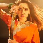 Sonalee Kulkarni Instagram - भाळी सौभाग्याचा केशरी तिलक मिरवावा इथेच घ्यावा जन्म पुन्हा इथे मृत्यू यावा आई तुझ्याच कारणी देह माझा पडावा मराठा तितुका मेळवावा…. महाराष्ट्र धर्म वाढवावा 🚩 Extremely Honoured and humbled to feature on the cover of @filmfare representing royalty inspired from my next #chatrapatitararani 🙏🏻 Thank you team #filmfare @planet.marathi @akshaybardapurkar @jiteshpillaai @mirahul_ Photographer: Sarvesh Kumar (@sarrveshkumar) Makeup Artist: ZK Pro Makeup (@khan.zoya1425) Hairstylist: Trupti S (@truptihairstylist) Stylist: Neha Kamat (@neha148in) Art Director : Sujitha Pai (@sujithapai) Filmfare Editorial: Anuradha Choudhary ( @anewradha) , Ashwini Pote (@ash_pote) , Tanisha Bhattacharya (@tanisha_bhattacharyya), Tanzim Pardiwalla (@pepper_tan), Suman Sharma (@sumisharma31), Nikesh Gopale (@nikeshgoaple) Saree: Royal Tasta (@royaltasta) Curated by @nikitaadsule Man Friday @hussain_7387 #sonaleekulkarni #marathimulgi