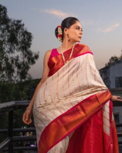 Sonalee Kulkarni Instagram - The sky speaks in thousand colours… I’m only trying to listen. 

Make up @rohinikakade 
Hair @neetahairstylist 
Photographer @rahul_wedding_films 

#sonaleekulkarni for an event by @rj_akshay_  in #pune #pearlwhite #saree #pearlwhite #marathimulgi