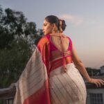 Sonalee Kulkarni Instagram - The sky speaks in thousand colours… I’m only trying to listen. Make up @rohinikakade Hair @neetahairstylist Photographer @rahul_wedding_films #sonaleekulkarni for an event by @rj_akshay_ in #pune #pearlwhite #saree #pearlwhite #marathimulgi आपलं पुणे