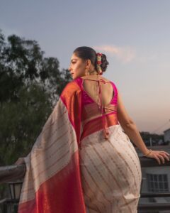 Sonalee Kulkarni Instagram - The sky speaks in thousand colours… I’m only trying to listen. 

Make up @rohinikakade 
Hair @neetahairstylist 
Photographer @rahul_wedding_films 

#sonaleekulkarni for an event by @rj_akshay_  in #pune #pearlwhite #saree #pearlwhite #marathimulgi