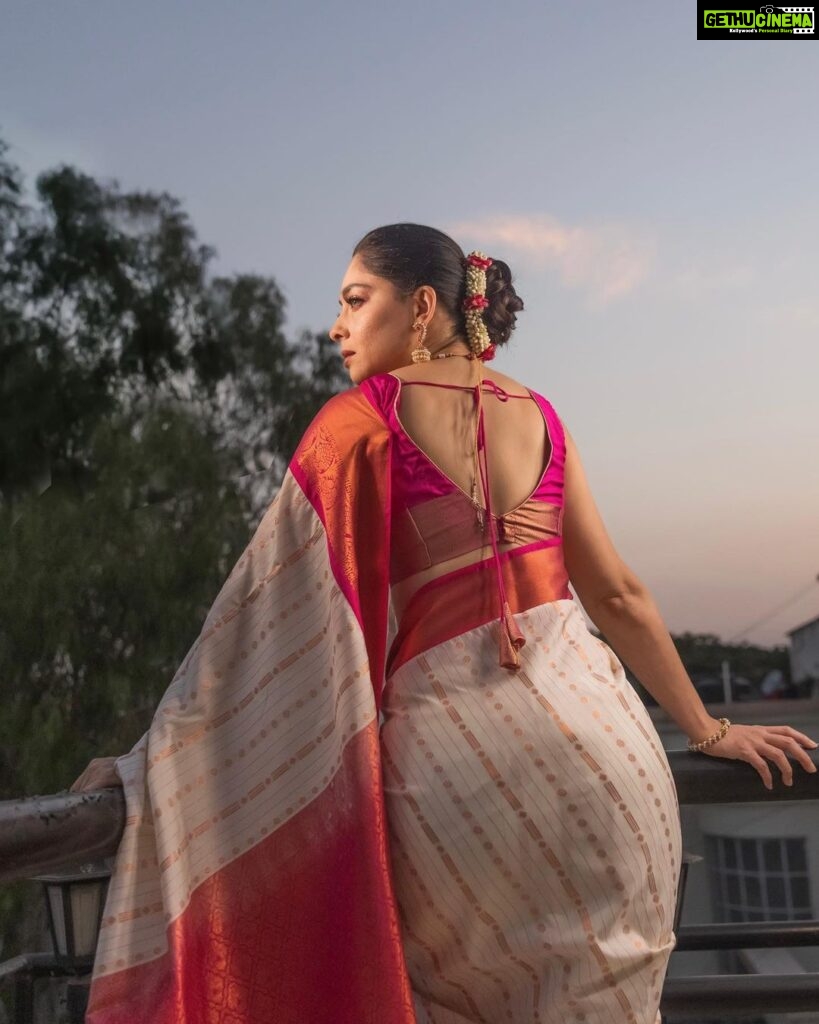 Sonalee Kulkarni Instagram - The sky speaks in thousand colours… I’m only trying to listen. Make up @rohinikakade Hair @neetahairstylist Photographer @rahul_wedding_films #sonaleekulkarni for an event by @rj_akshay_ in #pune #pearlwhite #saree #pearlwhite #marathimulgi आपलं पुणे