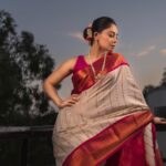 Sonalee Kulkarni Instagram - The sky speaks in thousand colours… I’m only trying to listen. Make up @rohinikakade Hair @neetahairstylist Photographer @rahul_wedding_films #sonaleekulkarni for an event by @rj_akshay_ in #pune #pearlwhite #saree #pearlwhite #marathimulgi आपलं पुणे