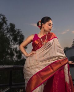 Sonalee Kulkarni Instagram - The sky speaks in thousand colours… I’m only trying to listen. 

Make up @rohinikakade 
Hair @neetahairstylist 
Photographer @rahul_wedding_films 

#sonaleekulkarni for an event by @rj_akshay_  in #pune #pearlwhite #saree #pearlwhite #marathimulgi