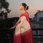 Sonalee Kulkarni Instagram - The sky speaks in thousand colours… I’m only trying to listen. Make up @rohinikakade Hair @neetahairstylist Photographer @rahul_wedding_films #sonaleekulkarni for an event by @rj_akshay_ in #pune #pearlwhite #saree #pearlwhite #marathimulgi आपलं पुणे