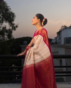 Sonalee Kulkarni Instagram - The sky speaks in thousand colours… I’m only trying to listen. 

Make up @rohinikakade 
Hair @neetahairstylist 
Photographer @rahul_wedding_films 

#sonaleekulkarni for an event by @rj_akshay_  in #pune #pearlwhite #saree #pearlwhite #marathimulgi