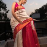 Sonalee Kulkarni Instagram - The sky speaks in thousand colours… I’m only trying to listen. Make up @rohinikakade Hair @neetahairstylist Photographer @rahul_wedding_films #sonaleekulkarni for an event by @rj_akshay_ in #pune #pearlwhite #saree #pearlwhite #marathimulgi आपलं पुणे