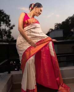 Sonalee Kulkarni Instagram - The sky speaks in thousand colours… I’m only trying to listen. 

Make up @rohinikakade 
Hair @neetahairstylist 
Photographer @rahul_wedding_films 

#sonaleekulkarni for an event by @rj_akshay_  in #pune #pearlwhite #saree #pearlwhite #marathimulgi