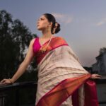 Sonalee Kulkarni Instagram - The sky speaks in thousand colours… I’m only trying to listen. Make up @rohinikakade Hair @neetahairstylist Photographer @rahul_wedding_films #sonaleekulkarni for an event by @rj_akshay_ in #pune #pearlwhite #saree #pearlwhite #marathimulgi आपलं पुणे