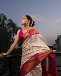 Sonalee Kulkarni Instagram - The sky speaks in thousand colours… I’m only trying to listen. 

Make up @rohinikakade 
Hair @neetahairstylist 
Photographer @rahul_wedding_films 

#sonaleekulkarni for an event by @rj_akshay_  in #pune #pearlwhite #saree #pearlwhite #marathimulgi