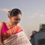 Sonalee Kulkarni Instagram - The sky speaks in thousand colours… I’m only trying to listen. Make up @rohinikakade Hair @neetahairstylist Photographer @rahul_wedding_films #sonaleekulkarni for an event by @rj_akshay_ in #pune #pearlwhite #saree #pearlwhite #marathimulgi आपलं पुणे