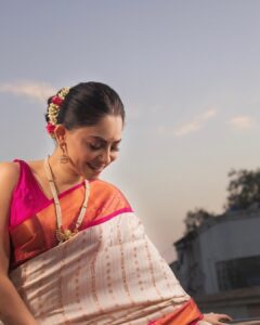 Sonalee Kulkarni Instagram - The sky speaks in thousand colours… I’m only trying to listen. 

Make up @rohinikakade 
Hair @neetahairstylist 
Photographer @rahul_wedding_films 

#sonaleekulkarni for an event by @rj_akshay_  in #pune #pearlwhite #saree #pearlwhite #marathimulgi