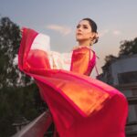 Sonalee Kulkarni Instagram - The sky speaks in thousand colours… I’m only trying to listen. Make up @rohinikakade Hair @neetahairstylist Photographer @rahul_wedding_films #sonaleekulkarni for an event by @rj_akshay_ in #pune #pearlwhite #saree #pearlwhite #marathimulgi आपलं पुणे