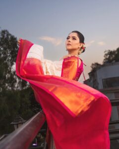 Sonalee Kulkarni Instagram - The sky speaks in thousand colours… I’m only trying to listen. 

Make up @rohinikakade 
Hair @neetahairstylist 
Photographer @rahul_wedding_films 

#sonaleekulkarni for an event by @rj_akshay_  in #pune #pearlwhite #saree #pearlwhite #marathimulgi