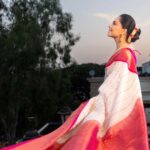 Sonalee Kulkarni Instagram - The sky speaks in thousand colours… I’m only trying to listen. Make up @rohinikakade Hair @neetahairstylist Photographer @rahul_wedding_films #sonaleekulkarni for an event by @rj_akshay_ in #pune #pearlwhite #saree #pearlwhite #marathimulgi आपलं पुणे