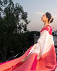 Sonalee Kulkarni Instagram - The sky speaks in thousand colours… I’m only trying to listen. 

Make up @rohinikakade 
Hair @neetahairstylist 
Photographer @rahul_wedding_films 

#sonaleekulkarni for an event by @rj_akshay_  in #pune #pearlwhite #saree #pearlwhite #marathimulgi