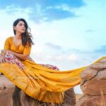 Sonalee Kulkarni Instagram - Still basking in the glory of gold….🧡 #goldenlight #goldensand #goldenhour #goldendress #sonaleekulkarni #photoseries by @rafikollam_ #lehenga by @tanishkweddingsaree wedding #jewellery @shivshahi796 Jaisalmer - The Golden City