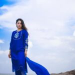 Sonalee Kulkarni Instagram - इक कुडी … exuding the most underrated quality — सादग़ी💙 #simplicity #sonaleekulkarni #photoseries by @rafikollam_ #jaisalmer #rajasthan #blue #sky #simple #raw #real #nomakeup #eyes #punjabisuit by @shop_sneh #jutti #mojadi @vareli.bafna #eidmubarak #eidalfitr #eidulfitr Jaisalmer,Rajsthan,India